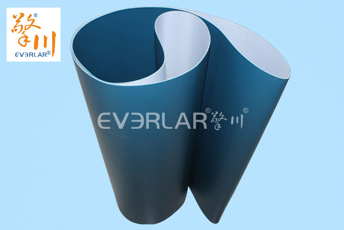 墨綠色啞光PVC輸送帶加導條耐腐蝕防滑易清潔工業皮帶定制