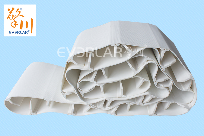 白色PVC輸送帶加擋板耐磨耐撕裂抗壓強度高工業皮帶