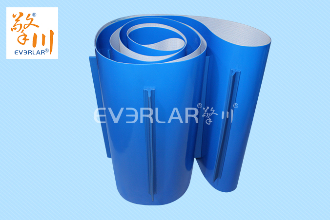 藍色PVC輸送帶加擋塊耐磨抗拉強度耐腐蝕工業皮帶