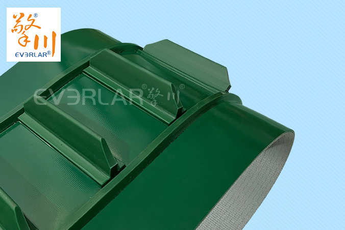 綠色PVC輸送帶加擋板雙導(dǎo)條精準(zhǔn)導(dǎo)向防掉落化工建材涂裝線工業(yè)皮帶